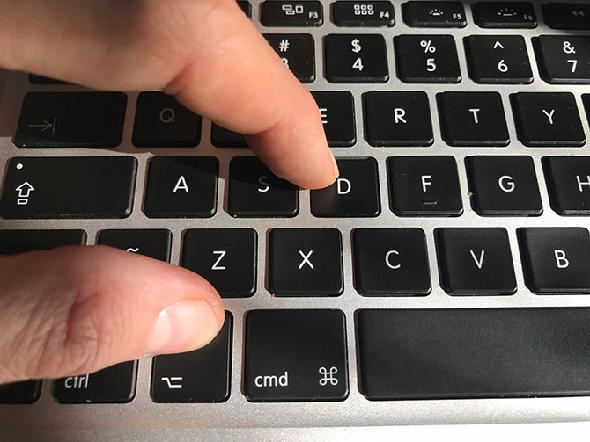 Maintenez Option + D Mac Keyboard