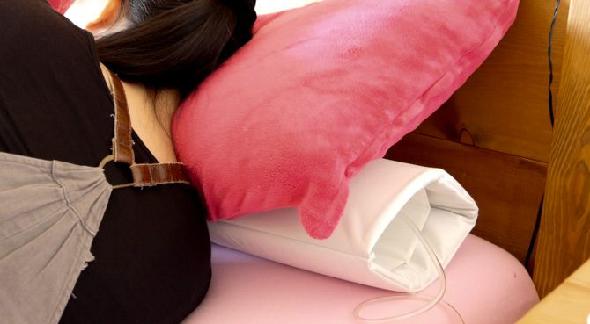 Nora Smart Review: Le dispositif anti-ronflement non invasif le plus efficace et pourtant intelligent Nora sous un oreiller hui endormi 670x369
