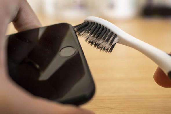 Nettoyage d'un microphone iPhone et d'un haut-parleur avec une brosse à dents