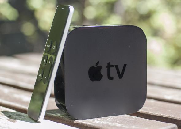 Apple TV et télécommande sur table