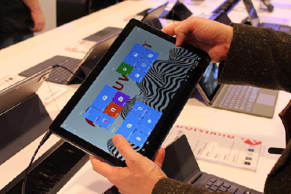Photo de la Nuvision Supreme 1100 en mode tablette au CES 2019
