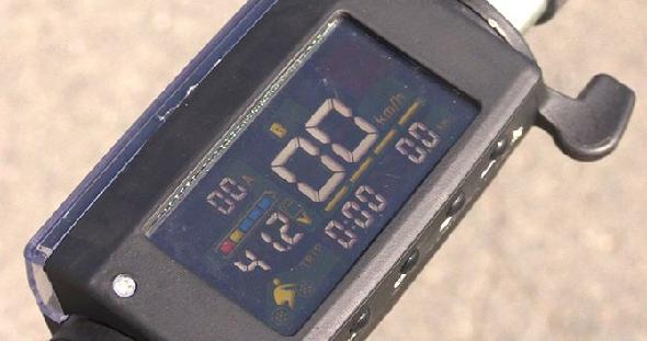 L'écran OLED du S1 avec affichage de la vitesse et de la batterie