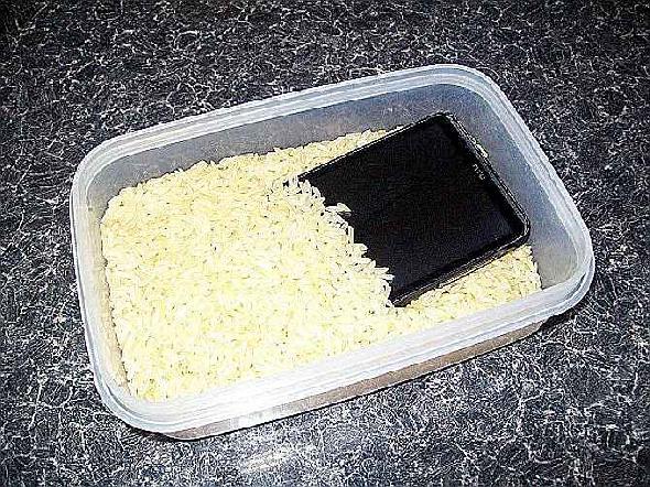 Plongez un téléphone ou une tablette humide dans du riz pour le protéger des dégâts d’eau