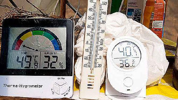 Comparaison entre le moniteur de température et d'humidité et le thermomètre à mercure