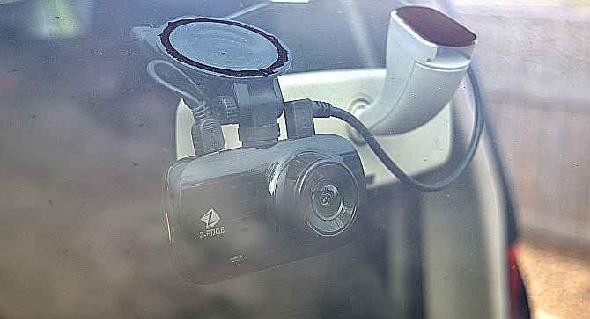 Z EDGE Z3D Dashcam monté dans une fenêtre