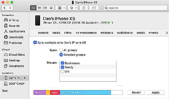 iPhone synchronisant des contacts dans le Finder sur Mac