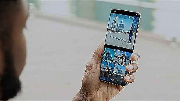 homme tenant le smartphone Galaxy S20