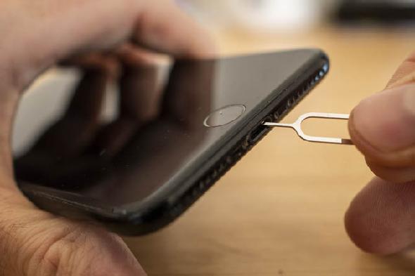 Nettoyage d'un port de chargement d'iPhone avec une clé SIM