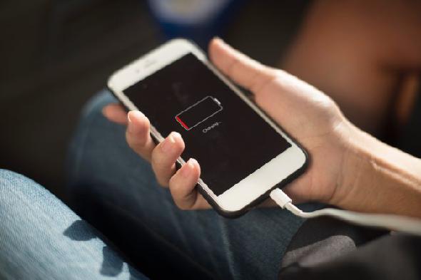 Prise de charge de téléphone branchée